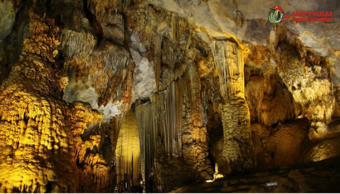 Son Moc Huong Cave is a journey into the heart of the earth